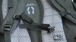 Schnalle ausfädeln.