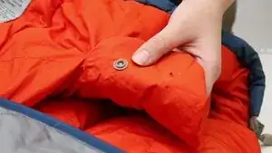 Entfernen alter Druckknöpfe: Wenn man einen Knopf austauscht, muss man das Gegenstück auch austauschen. Mit der Kneifzange drunterhebeln und alten Druckknopf herausziehen.