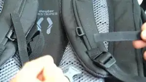 Die neue Schnalle, zusammen mit dem Gurtband, wie im Video dargestellt, in die Halterung einfädeln.