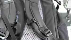 Kleiner (hier rechter)Teil des Brustgurts: Das Gurtband abschneiden.