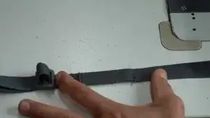 Die Nahtreste / Fäden entfernen.