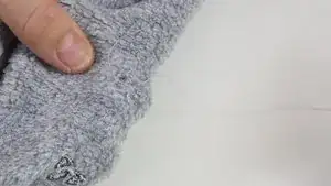 Anschließend in Querrichtung den Faden webartig mit den eben angenähten Fäden durchfädeln.