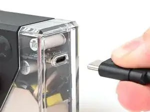 Multifunktionale Powerstation laden und einschalten