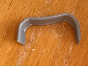 Plastikkäfig in dem die Schnur geklemmt wird um die Jalousie oben zu fixieren