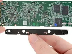 Wie man die Motherboard-Tastenhalterung im Kobo Libra Colour eReader überträgt