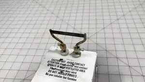 Teste dein heißes Schneidegerät (z. B. Heißschneider) zuerst an einem Reststück – es sollte den Gurt sauber durchtrennen, ohne großen Druck.