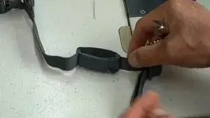 Das defekte Gummiband mit der Schere wie im Video abschneiden.