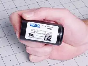 Wie man einen Kondensator an größeren Geräten entlädt