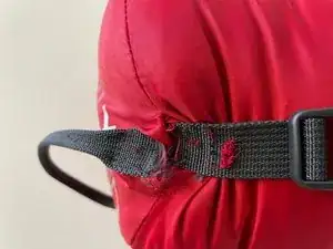Gerissenes Gurtband von einem Schlafsack reparieren