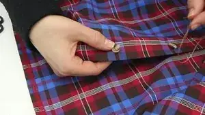 Faden vernähen: Durch den Kopfhals zweimal vor- und zurückstechen und anschließend den Faden wieder zur Rückseite durchziehen und Faden abschneiden.