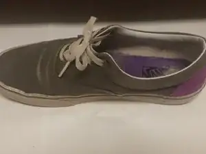 Loch in einer Schuhsohle reparieren