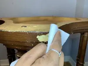 Wie man abgeplatzte Holzmöbel repariert