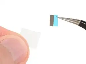 Klebestreifen an der Rückkamera anbringen