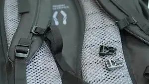 Neues Schnallenteil einfädeln.