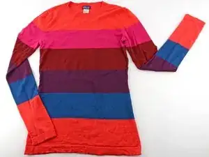 Ein Loch in einem gestrickten Kleidungsstück stopfen