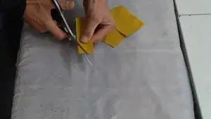 Patch entlang der aufgezeichneten Linien ausschneiden.