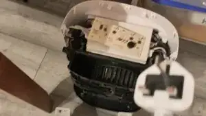 Schließe die Platine vorsichtig an und versuchen, nur den Einschaltknopf zu berühren, kann man sehen, ob das Gerät funktioniert – es sollte ohne Bildschirm funktionieren.