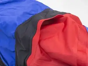 Wie fixiere ich ein abgelöstes Tape an meiner Vaude Jacke?