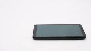 Jetzt kannst du das Display vorsichtig abheben, mit einer leichten Bewegung nach  oben, um das Kabel nicht zu belasten.