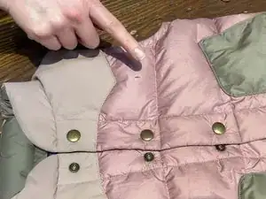 Finde die herausstehende Feder.