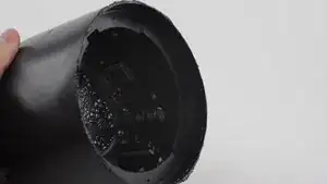 Nach dem wir uns schneidend und biegend den Weg ins Innere dieser Lautsprecherfestung gebahnt haben, erreichen wir das letzte Hindernis: einen geschraubten Ring.