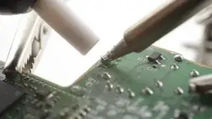 Genaue Anleitungen, wie Bauteile mit Durchsteckmontage entlötet werden, findest du <a href="../../Anleitung/Wie%2Bman%2BL%C3%B6tverbindungen%2Bherstellt%2Bund%2Bentl%C3%B6tet/750">hier</a>.