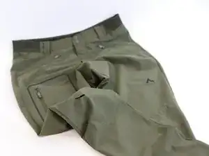 Ein Loch in einem gewebten Stoff reparieren (mit einem selbstklebenden Flicken)