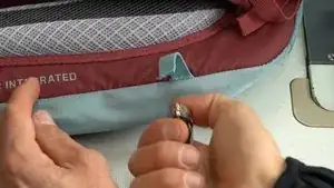 Beide Schnittkanten kurz abbrennen, damit das Gurtband später nicht auf riffelt. Die geschmolzene Kante mit einem nicht brennbaren Gegenstand leicht andrücken (z.B. mit einer Zange).