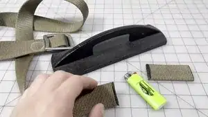 Halte die Kante des Gürtels einige Sekunden vorsichtig in die Nähe der Flamme eines Feuerzeugs.