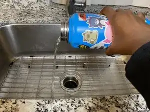 Wie man eine eingedellte Hydro Flask Trinkflasche repariert