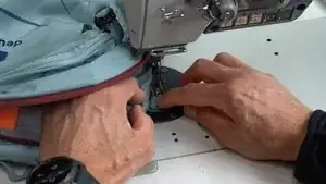 Die beiden Gurtbandschichten aufeinander festnähen. Dabei das Füßchen möglichst nah an der Kante der Schnalle entlang führen.