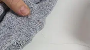 Beim anschließenden Vor- und Zurückstechen ebenfalls den Faden in vorhandene Maschen durchführen. Den Vorgang so oft wiederholen, bis in Längsrichtung alle Maschen am Loch wieder aufgenommen sind.