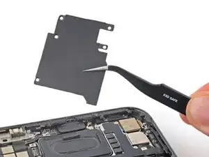 Obere Kabelabschirmung entfernen