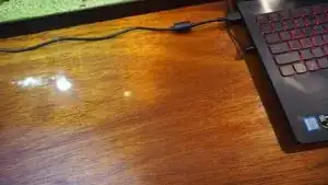 Entferne die Schrauben in den Ecken des M.2-to-USB-SSD Adapter, öffne ihn und installiere die SSD. Schraube ihn wieder zusammen und befestige den Adapter im Computer. Nun sind beide SSDs am Computer angeschlossen und Macrium kann die Daten von der alten auf die neue SSD übertragen.