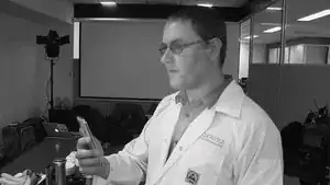 Erinnerst du dich an die Face ID Funktion? Ungewöhnlicherweise fanden wir vor dem Teardown Zeit, die Funktion zu testen. Leider ist unsere Kamera mit Infrarot-Sicht nicht schnell genug, um das Raster zu erfassen, aber die Beleuchtung können wir deutlich sehen.