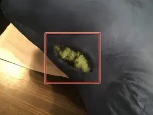 Wie man ein Loch in einem Kissen stopft