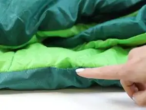 Gerissene Naht in einem Schlafsack reparieren