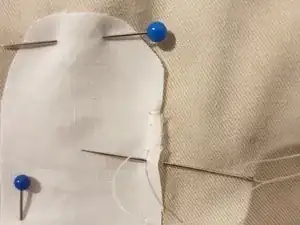 Einen Riss in einem Kopfkissen flicken